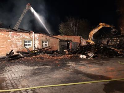 Grossbrand am Spiel- und Kulturhaus in Schwaebisch Hall mit Gebaeudetotalschaden, Kindergruppe kann sich in Sicherheit bringen - Feuerwehr stundenlang im Einsatz